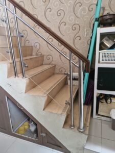 Read more about the article Jasa Pembuatan Railing Tangga Stainless Kebayoran Lama – Las Rapi dan Bergaransi